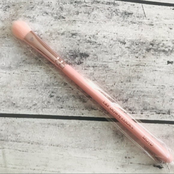 New 🍒 MOTD COSMETICS Lay Down Looks Brush - Picture 1 of 2